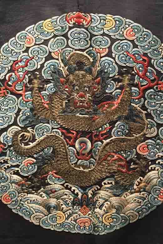 中国龙纹之石青色绣海水江崖龙袍